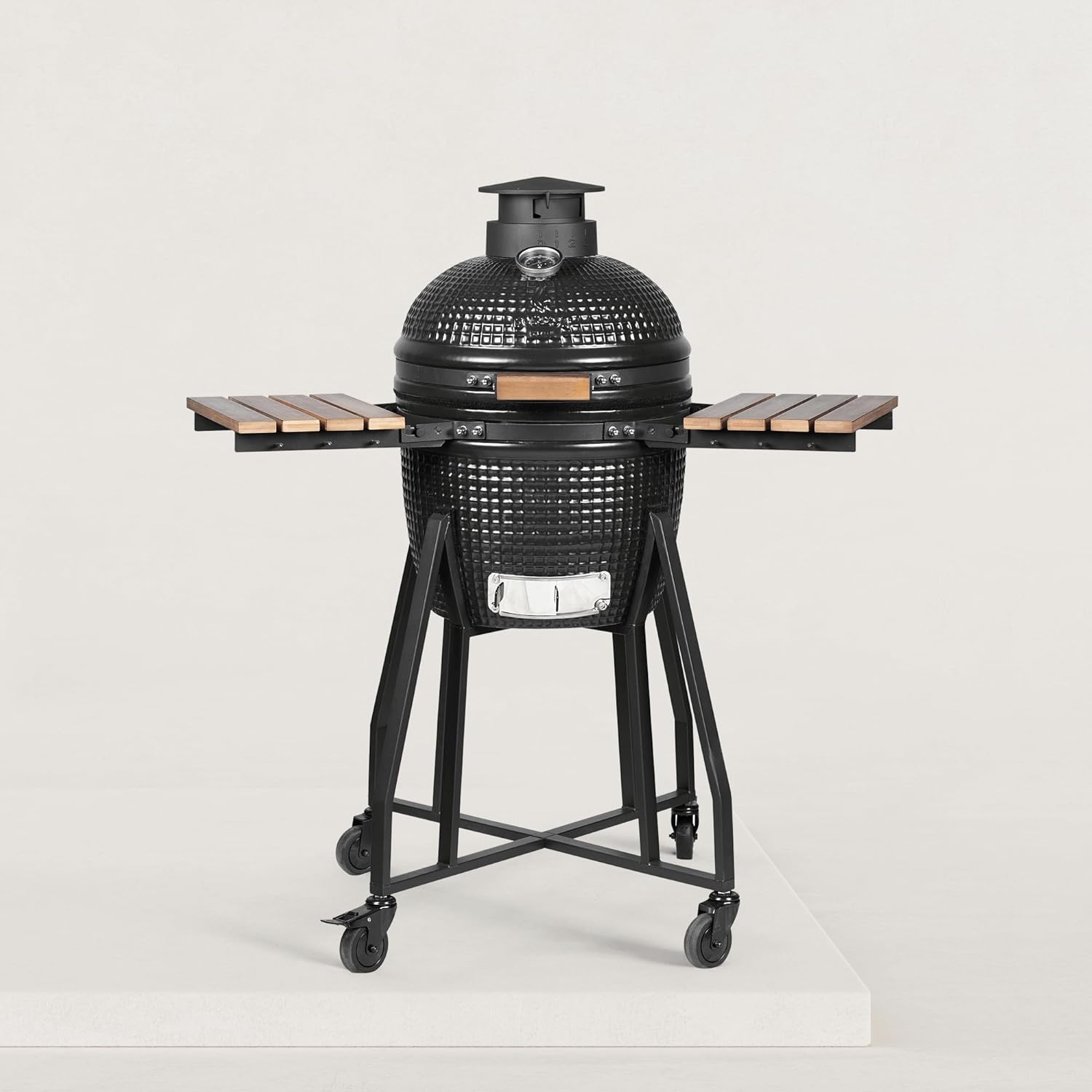 Kamado Forest-Grill M 16" Modèle Medium : facile à déplacer (41 x 59 cm) Inclus : 2 plateaux en bois rabattables Diamètre de la grille : 34 cm