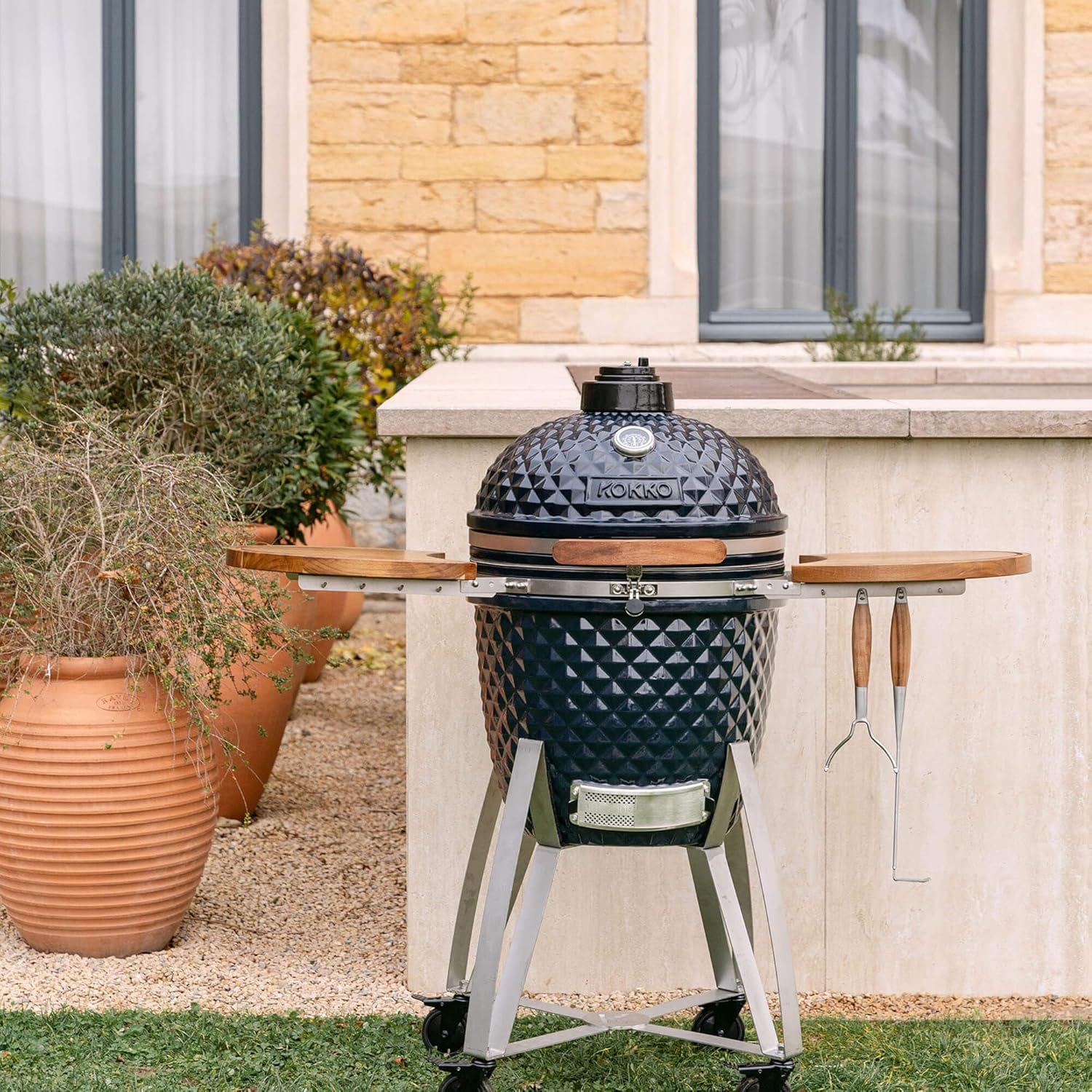 Kamado Kokko XL 22" - Nouvelle édition de la marque Kokko Barbecue grand format : modèle très complet (62 cm x 86 cm) Diamètre de la grille : 47 cm Bleu océan Avec chariot et plateaux