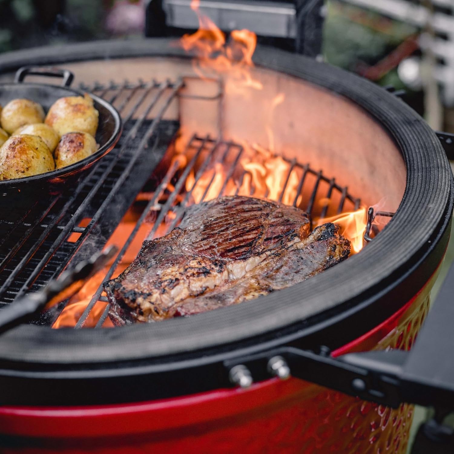 Classic Joe Série II Gril à charbon de bois en céramique de 18 pouces et fumoir avec chariot, Plateaux latéraux, grilles en acier inoxydable et 250 pouces carrés de cuisson en rouge Kamado Joe Classic II