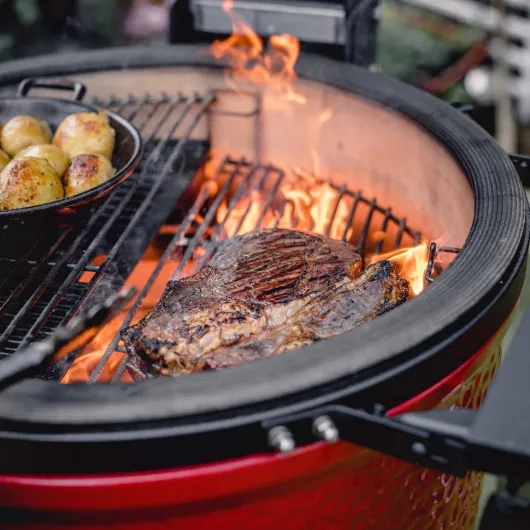 Classic Joe Série II Gril à charbon de bois en céramique de 18 pouces et fumoir avec chariot, Plateaux latéraux, grilles en acier inoxydable et 250 pouces carrés de cuisson en rouge Kamado Joe Classic II