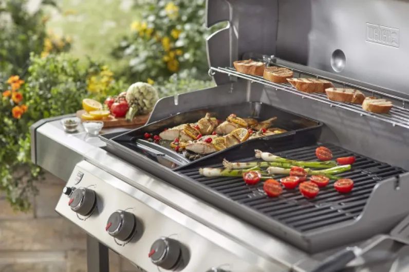 Plancha Deluxe pour Les modèles Genesis II (57 x 40cm), remplace la Grille de Barbecue en Fonte émaillée, Convient aux barbecues à gaz Genesis II de la série 400 et 600 - Noir (7665) Unique
